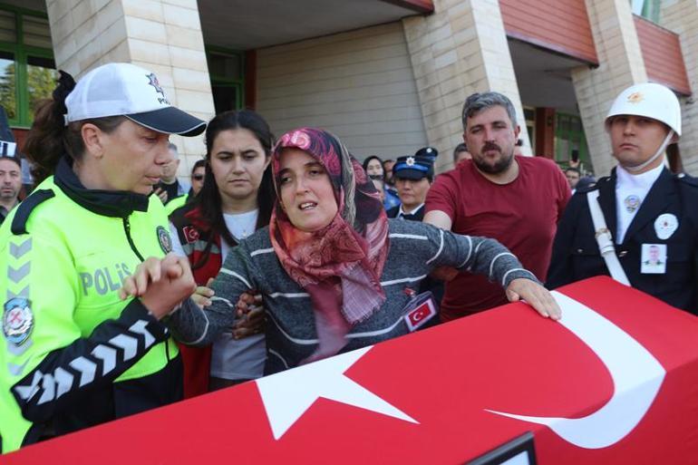 Otomobilin çarptığı trafik polisi şehit oldu, 4 kişi yaralandı