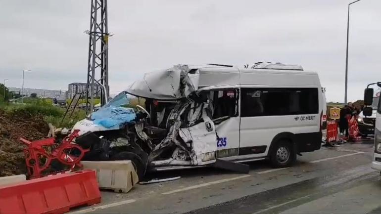 Silivride işçileri taşıyan servis minibüsü ile midibüs çarpıştı: 1ağır 6 yaralı