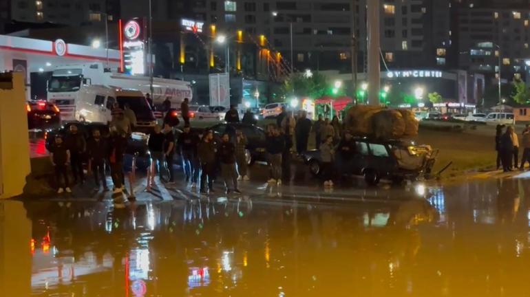 Ankarada sağanak etkili oldu; alt geçitler ve caddeler suyla doldu, sürücüler zor anlar yaşadı