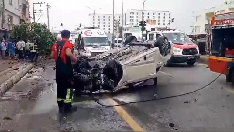 Kırmızı ışıkta geçen otomobil, yayalara ve ağaca çarptı: 1 ölü, 3 yaralı