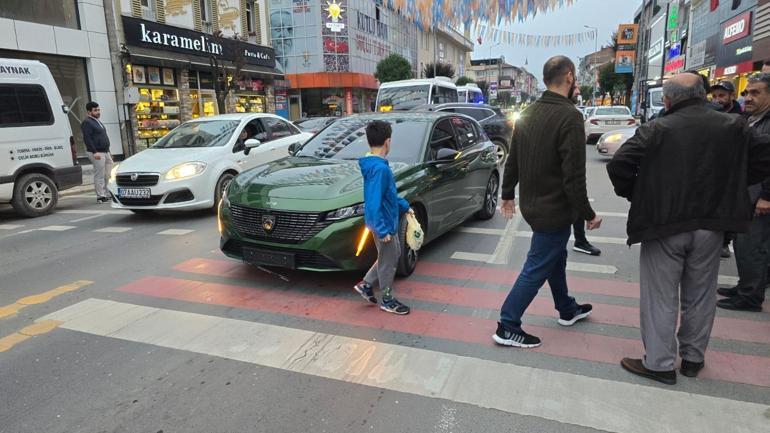 Otomobilin çarptığı Kırgız anne ve bebeği yaralandı; hastanede kaçak göçmen oldukları ortaya çıktı