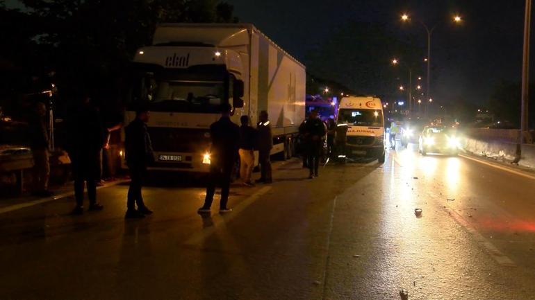 Pendik’te sürücüsünün direksiyon hakimiyetini kaybettiği otomobil TIR’ın altına girdi