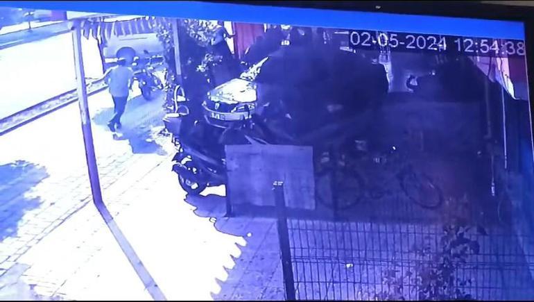 Adanada kontrolden çıkan otomobil, kahvehanede oturanlara çarptı: 5 yaralı