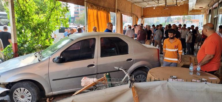 Adanada kontrolden çıkan otomobil, kahvehanede oturanlara çarptı: 5 yaralı