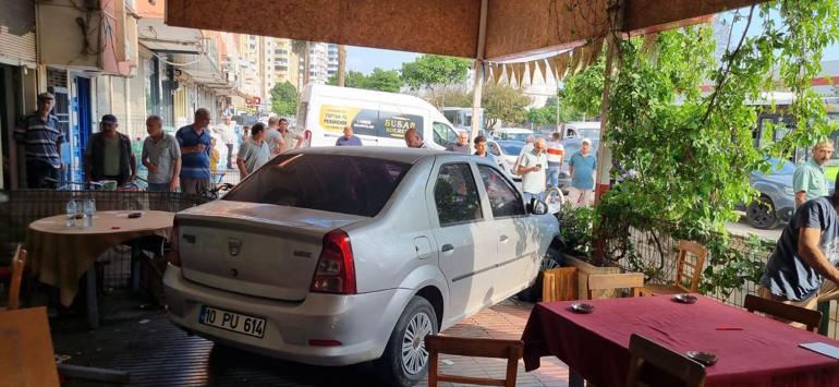Adanada kontrolden çıkan otomobil, kahvehanede oturanlara çarptı: 5 yaralı