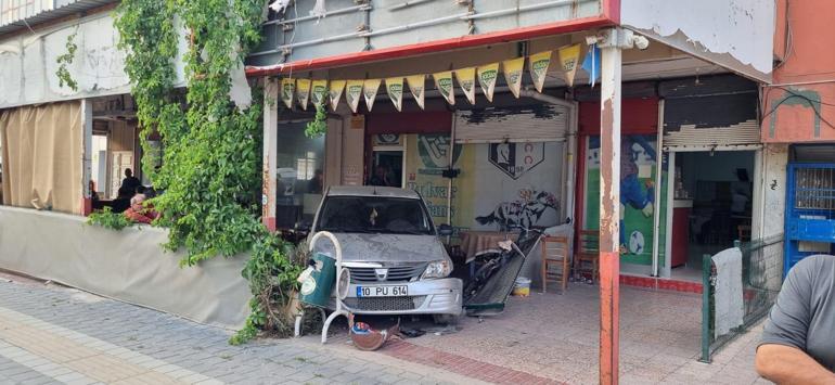 Adanada kontrolden çıkan otomobil, kahvehanede oturanlara çarptı: 5 yaralı