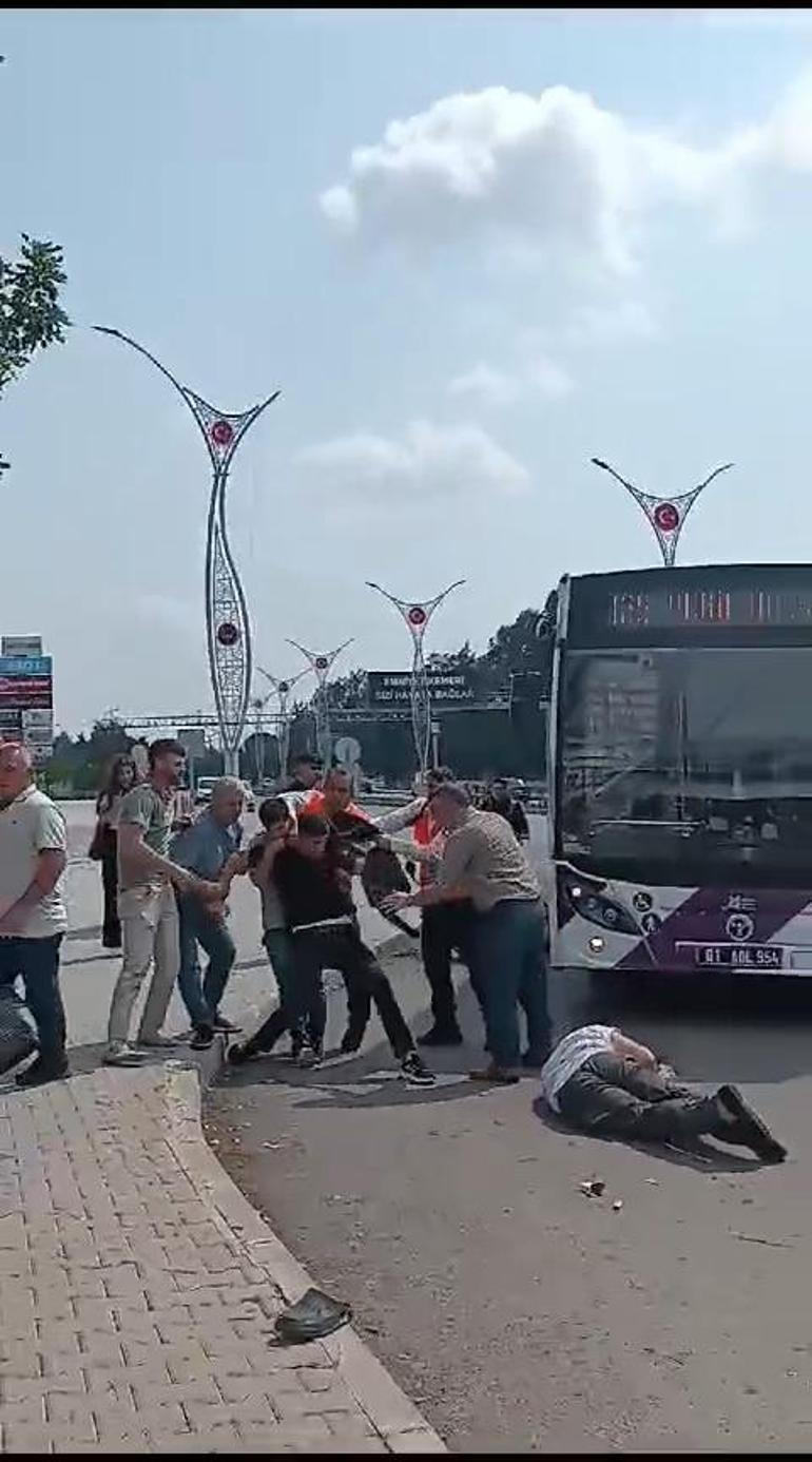 Yol verme tartışmasında belediye otobüsü şoförü tekme- tokat dövüldü; o anlar kamerada