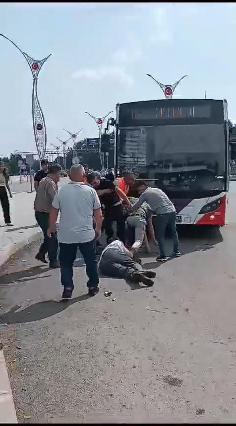 Yol verme tartışmasında belediye otobüsü şoförü tekme- tokat dövüldü; o anlar kamerada