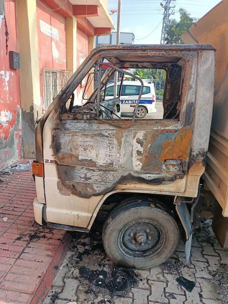 Adanada, belediye hizmet binasına saldırı; 2 araç kundaklandı