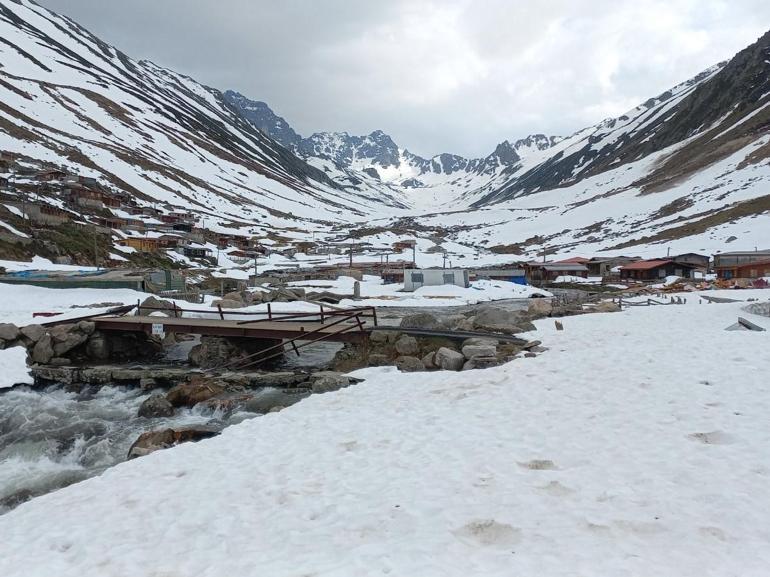 Yaylada kar eridi; yıkılan 6 ev enkazı gün yüzüne çıktı