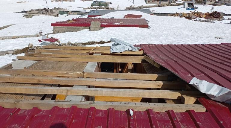 Yaylada kar eridi; yıkılan 6 ev enkazı gün yüzüne çıktı