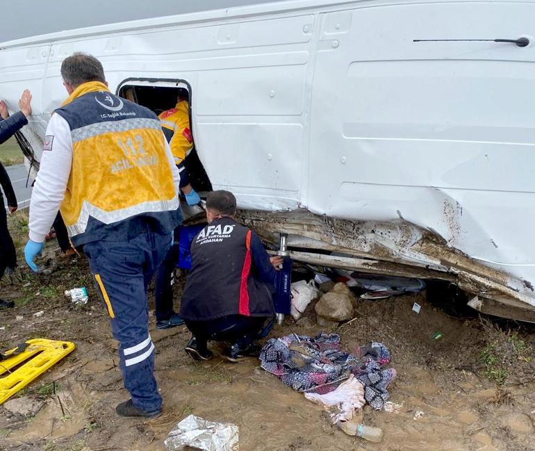 Ardahanda rehabilitasyon öğrencilerinin de taşındığı yolcu minibüsü kaza yaptı; 1 ölü, 7si öğrenci 13 yaralı