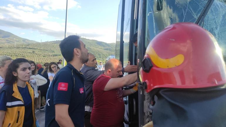 TIRa arkadan çarpan yolcu otobüsünün sürücüsü sıkıştı; 38 yolcu kazayı yara almadan atlattı