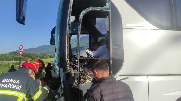 TIRa arkadan çarpan yolcu otobüsünün sürücüsü sıkıştı; 38 yolcu kazayı yara almadan atlattı