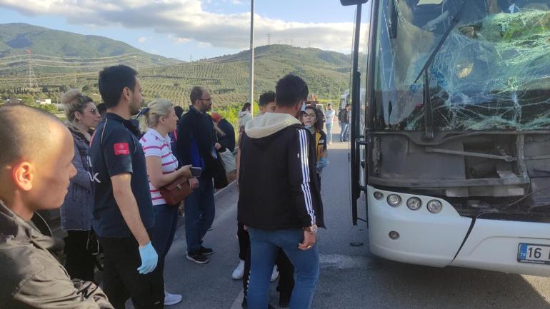 TIRa arkadan çarpan yolcu otobüsünün sürücüsü sıkıştı; 38 yolcu kazayı yara almadan atlattı
