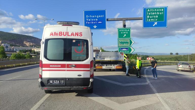 TIRa arkadan çarpan yolcu otobüsünün sürücüsü sıkıştı; 38 yolcu kazayı yara almadan atlattı