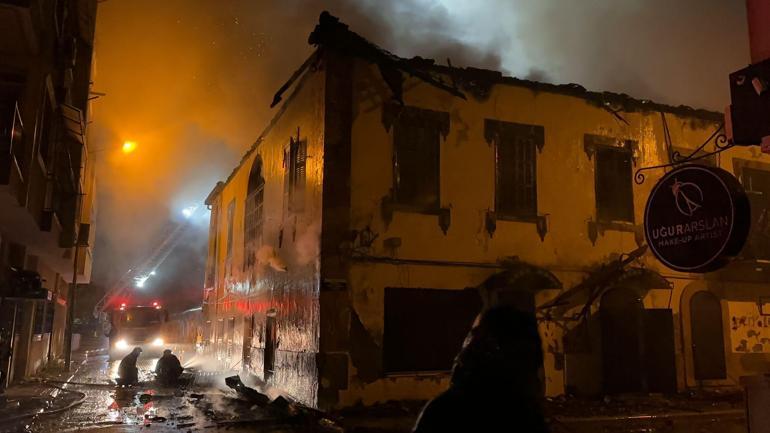 İskenderunda tarihi bina yangında küle döndü