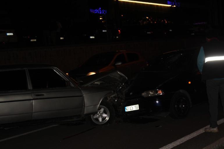 Ters yönde giden otomobil, karşı yönden gelen otomobille kafa kafaya çarpıştı: 5 yaralı