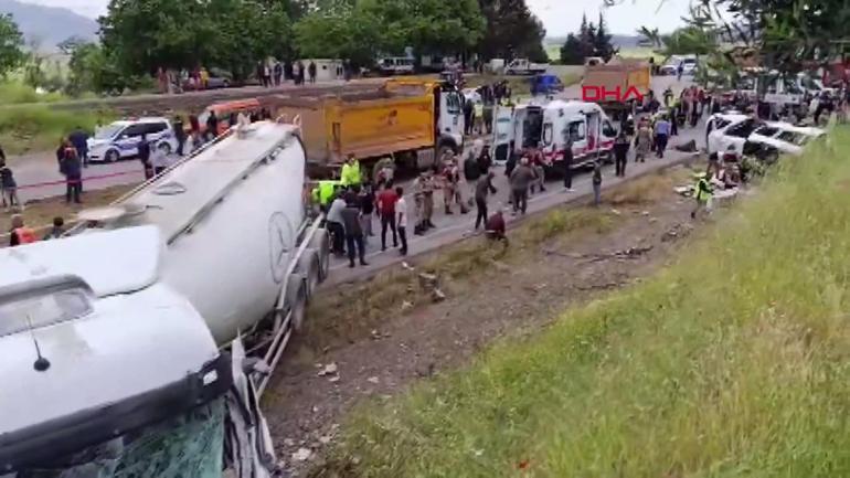 Beton mikseri ile minibüs çarpıştı: 9 ölü, 10 yaralı