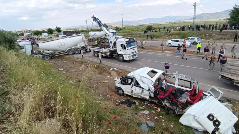 Beton mikseri ile minibüs çarpıştı: 9 ölü, 10 yaralı