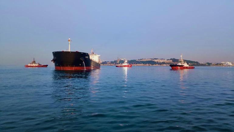 Haydarpaşa açıklarında yük gemisi karaya oturdu, boğaz trafiği askıya alındı