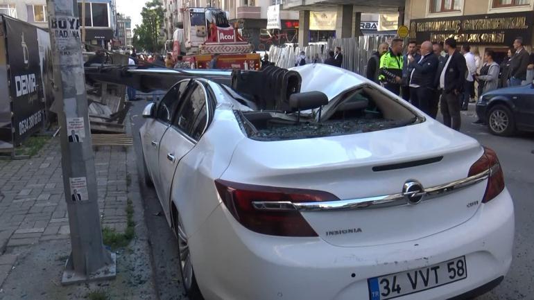 Avcılarda vinç otomobilin üzerine devrildi; 1 işçinin yaralandığı kaza kamerada