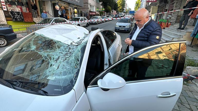 Avcılarda vinç otomobilin üzerine devrildi; 1 işçinin yaralandığı kaza kamerada