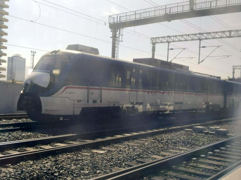 İzmirde yolcu treni vagonunun tekeri raydan çıktı; yolcular tahliye edildi