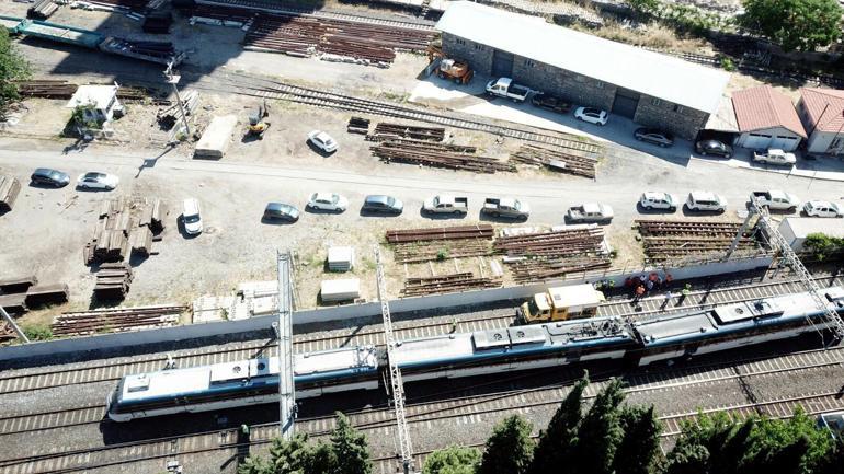İzmirde yolcu treni vagonunun tekeri raydan çıktı; yolcular tahliye edildi