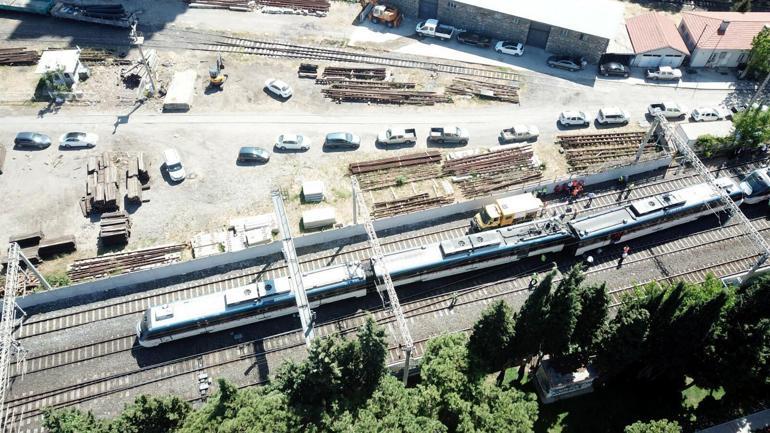 İzmirde yolcu treni vagonunun tekeri raydan çıktı; yolcular tahliye edildi