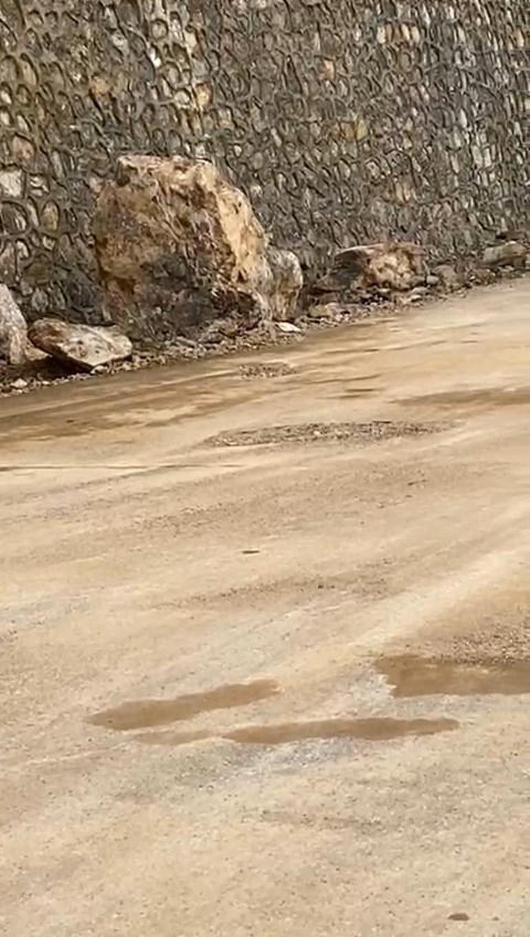 Siirt’te yola düşen kaya parçaları ulaşımı aksattı