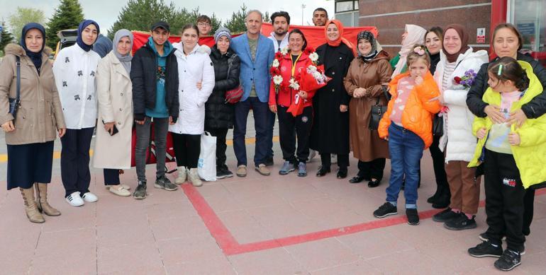 Rusyada atlı okçulukta dünya şampiyonu olan Melek öğretmen, Erzurumda coşkuyla karşılandı