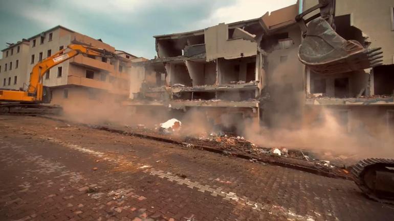 Müteahhidin inşaat halindeyken 24 daireyi 50 kişiye satıp kaçtığı bina yıkıldı - Gündem Haberleri