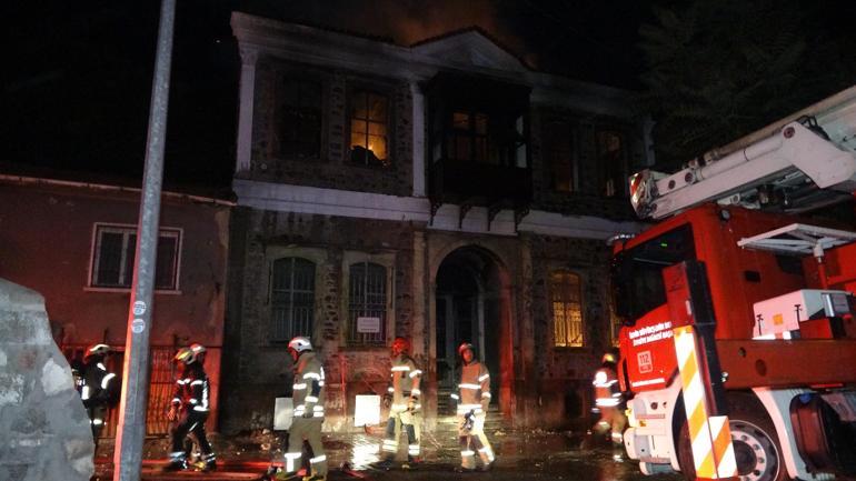 İzmirde tarihi binada yangın; mahsur kalan kadın kurtarıldı