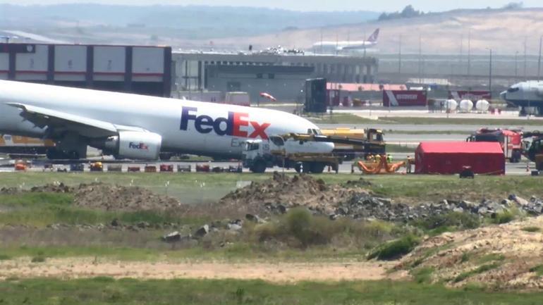 İstanbul Havalimanında uçak gövdesi üstü indi