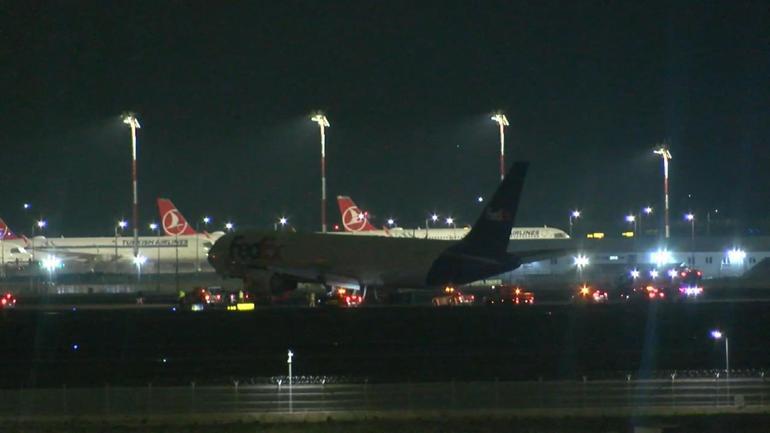 İstanbul Havalimanında gövdesi üzerine inen uçak kaldırıldı