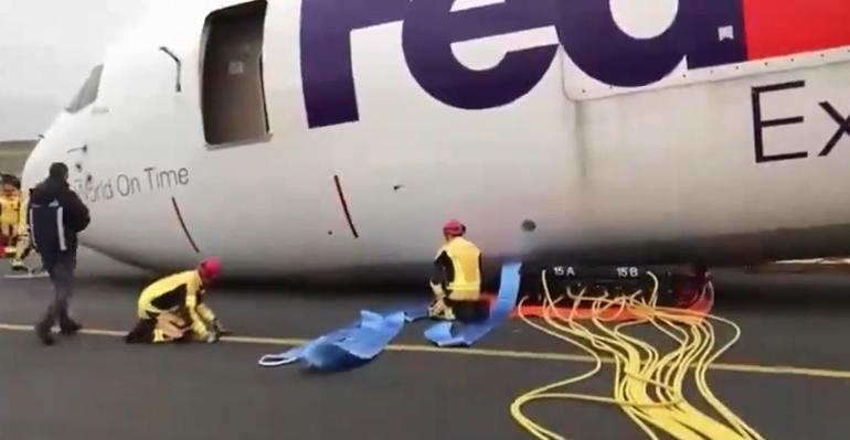 İstanbul Havalimanında gövdesi üzerine inen uçak kaldırıldı