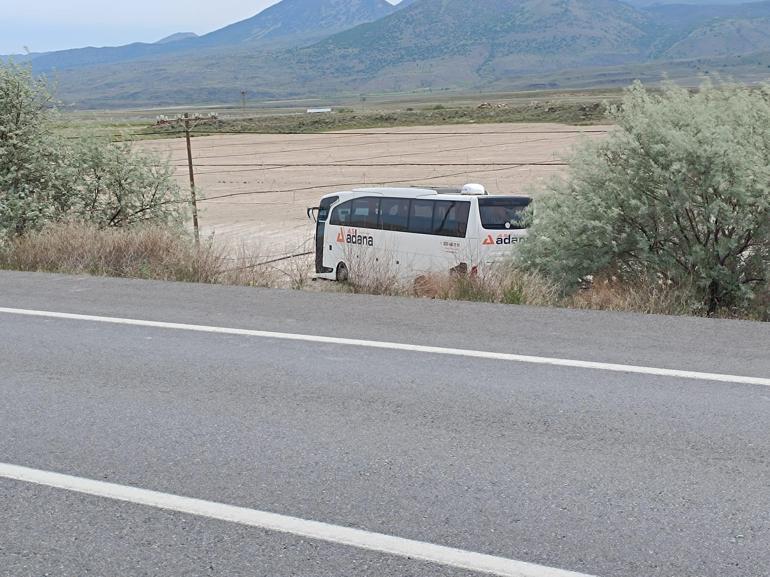 Yolcu otobüsü şarampole devrildi: 4 yaralı