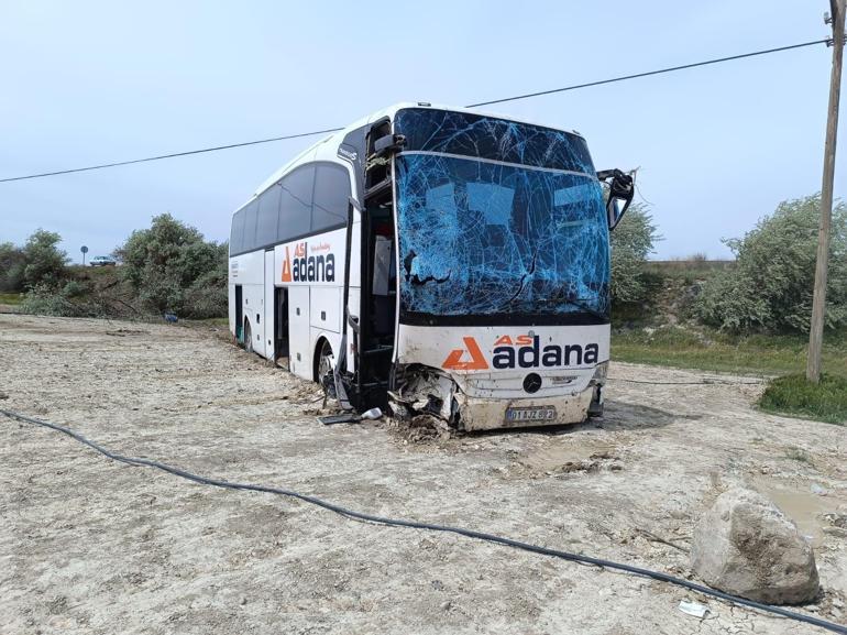 Yolcu otobüsü şarampole devrildi: 4 yaralı