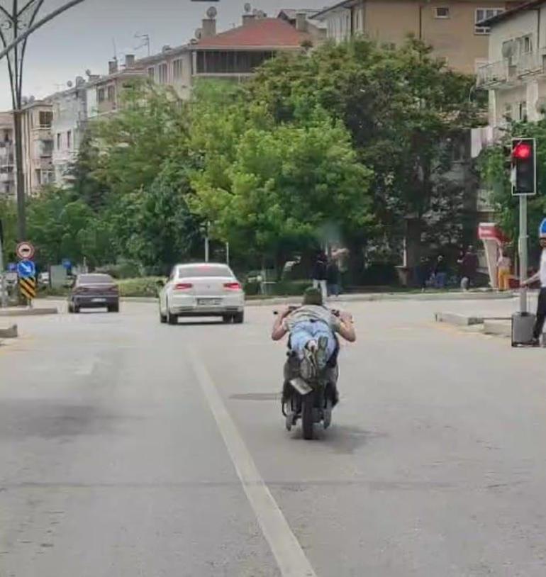 Motosikleti yüzüstü uzanarak kullandı