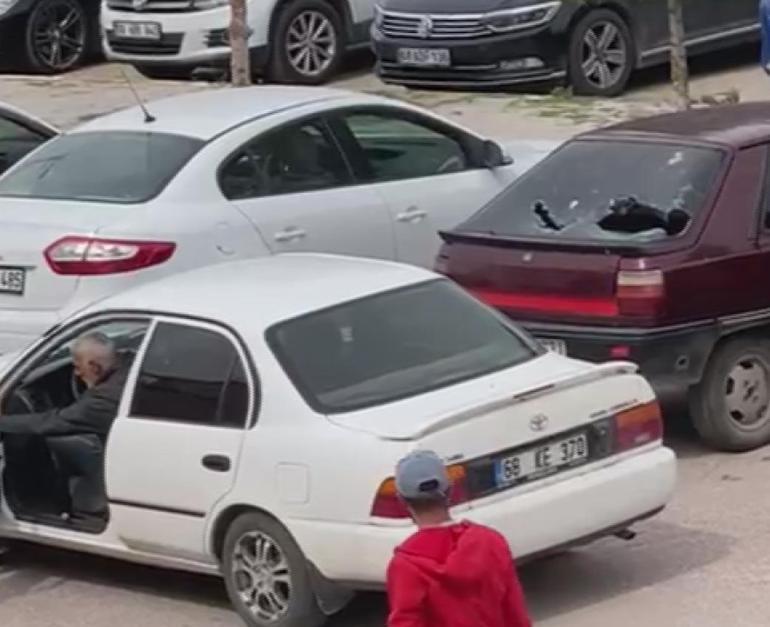 Sopayla, akrabasının otomobilinin camını kırdı