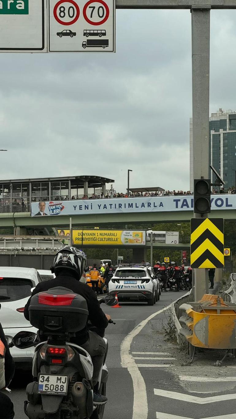 Zeytinburnunda motosikletli polis ekibi taksiye çarptı: 2 polis yaralı