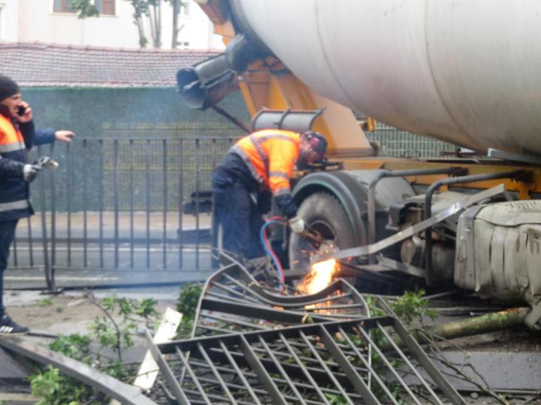 Ümraniye’de bariyerleri parçalayan beton mikseri karşı şeride geçti