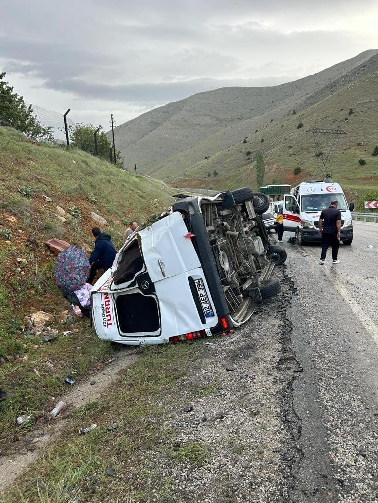 Malatyada minibüs devrildi: 1i ağır, 15 yaralı