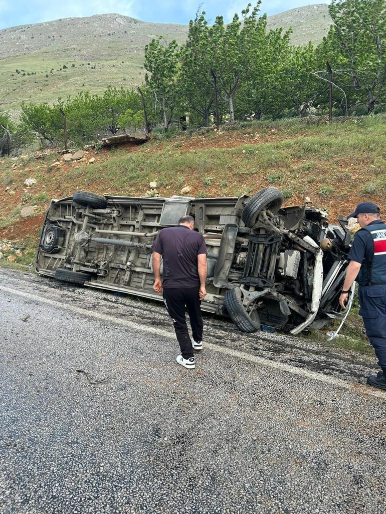 Malatyada minibüs devrildi: 1i ağır, 15 yaralı