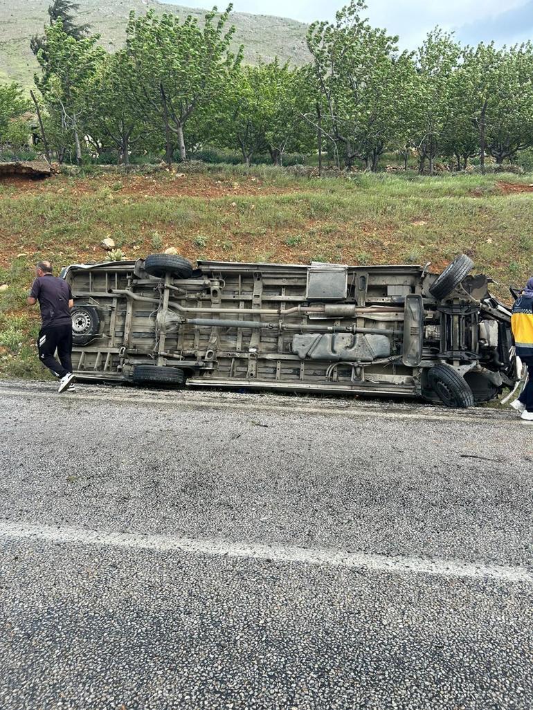 Malatyada minibüs devrildi: 1i ağır, 15 yaralı