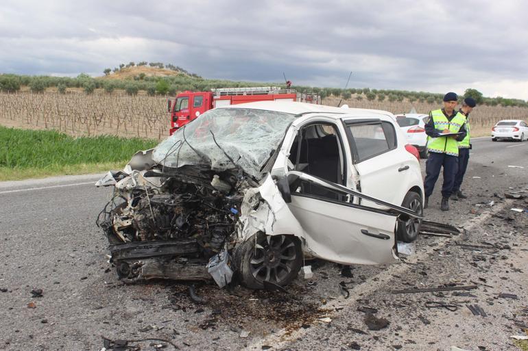 Manisada iki otomobil çarpıştı; TUTSO Başkanı ve 2 kişi yaralandı