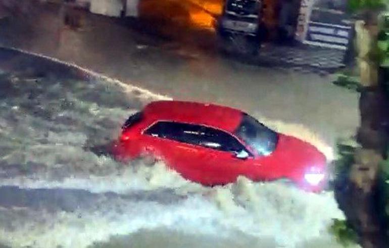 Tokatta sağanak; yollar göle döndü, su baskınları yaşandı