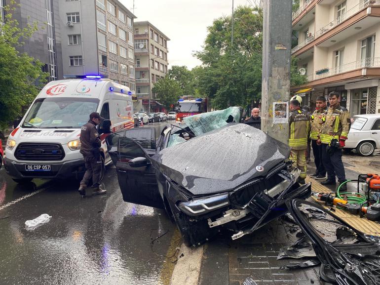Ankarada otomobil direğe çarptı: 1 ölü, 4 yaralı