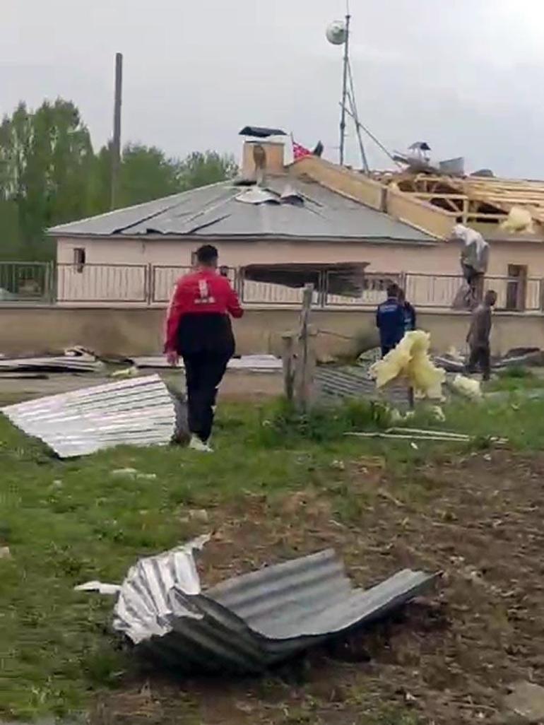 Erzurumda hortum; seralar zarar gördü, çatılar uçtu